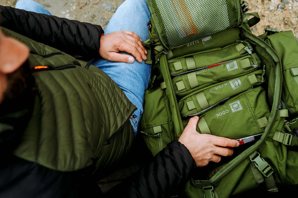 Plecak-ewakuacyjny-Help-Bag-35-10-l-z-wyposazeniem-Olive-nowe-lifestyle